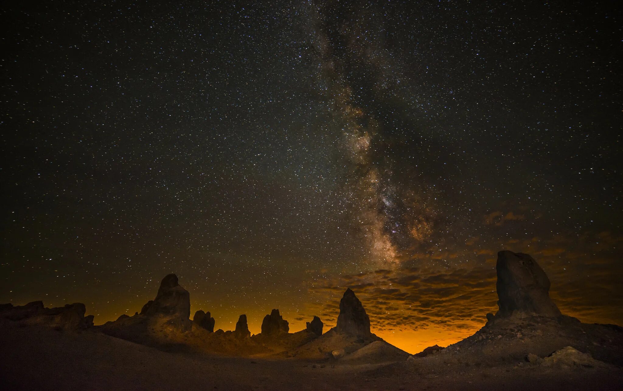 Млечный путь в Египте. Звездное небо Млечный путь Галактика. Ночная пустыня. Ночное небо. На далеком небосклоне