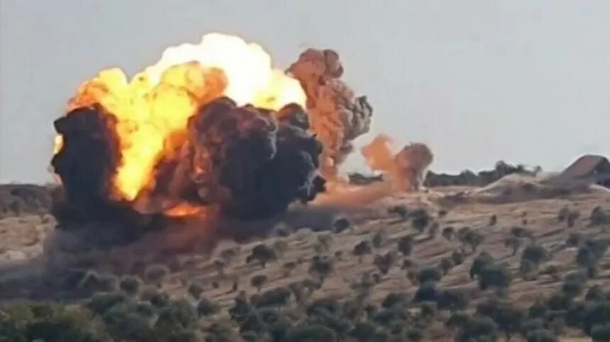 Взрыв камня. Были взорваны скалы закипела. Взрыв скалы перекрывшая реку. Подрыв скалы. Взрыв горы.