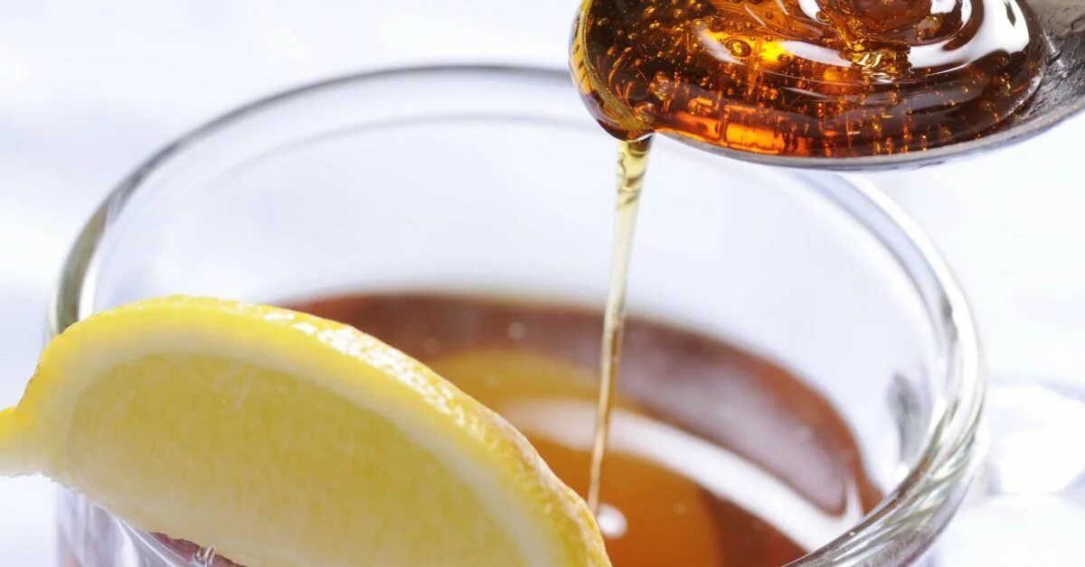 Мед масло лечение. Мед от кашля. Чай с медом. Мед с маслом. Молоко с мёдом и маслом.
