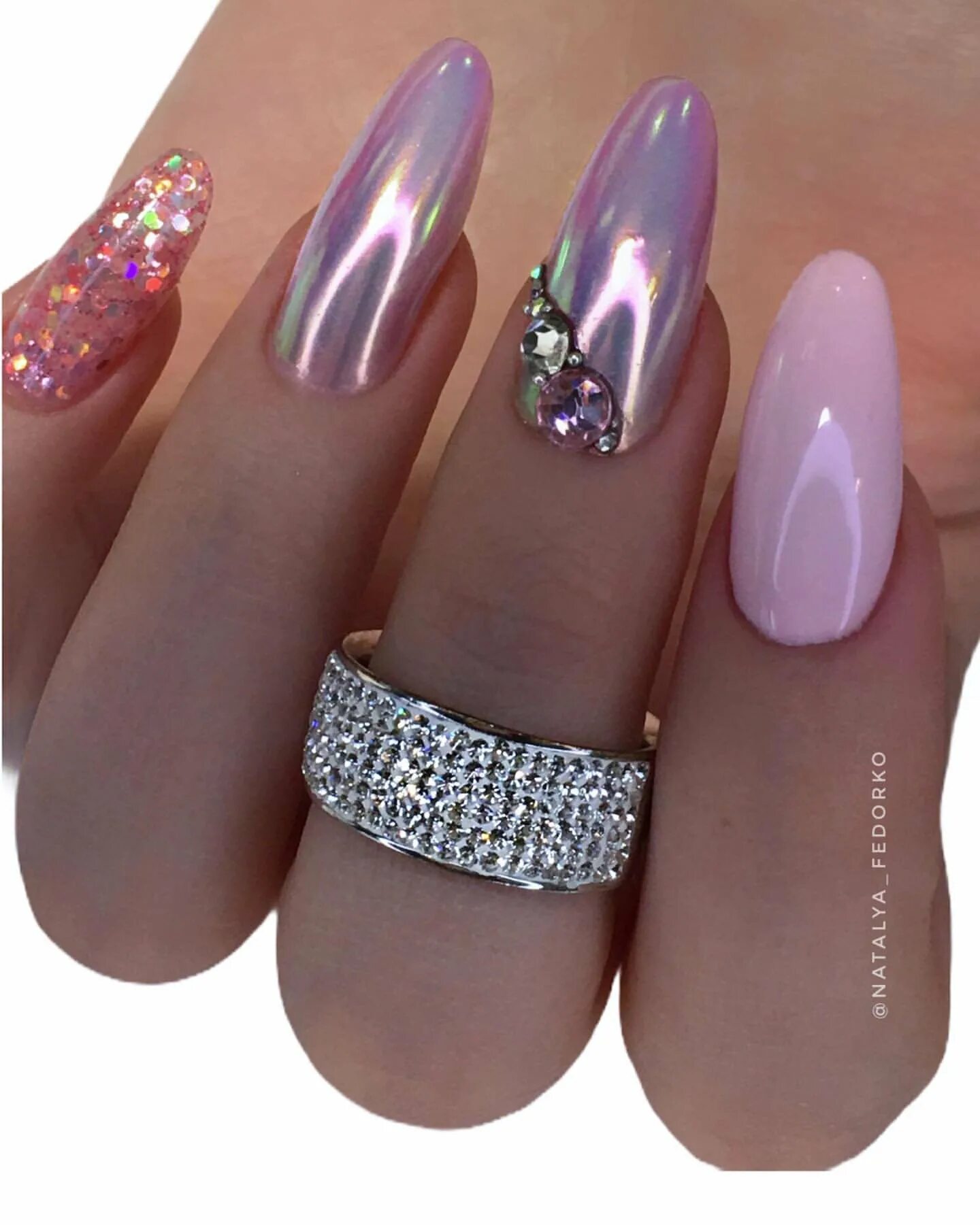 Нежный маникюр с блестками. Дизайн ногтей. Фиолетовый маникюр с блестками. Ногти с блестками. Маникюр 2024 модные с блестками.