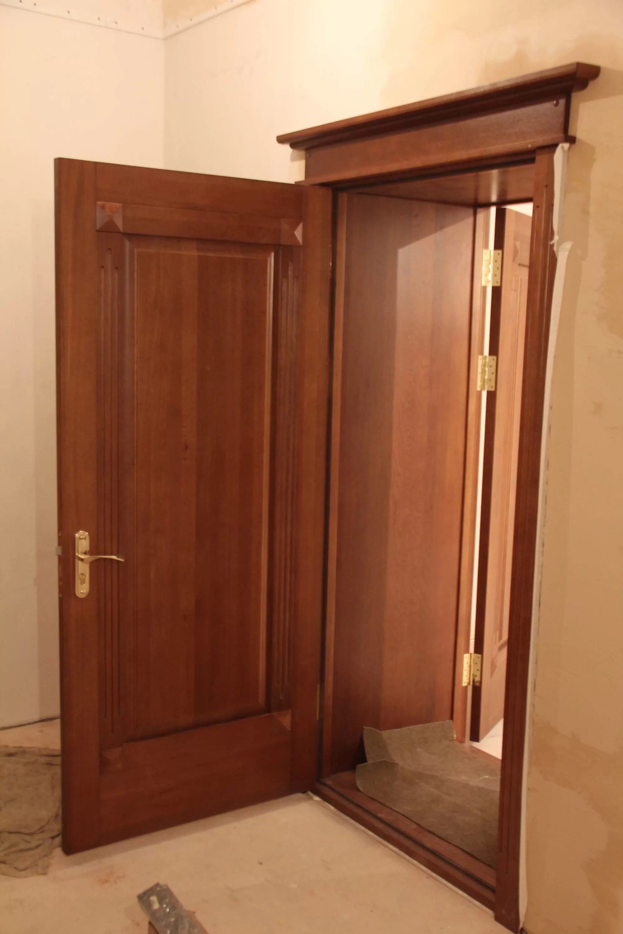 Вторая входная дверь в квартиру. Дверные коробки для входных дверей. Двойная дверь входная. Двойная дверь входная в одной коробке.