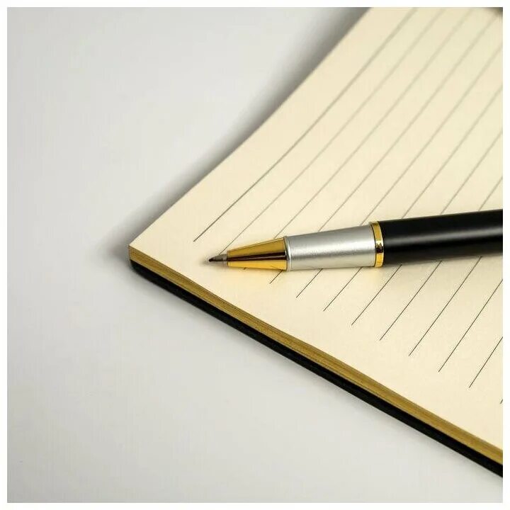 зачетка студента на столе и ручка и кофе. ручка с тетрадкой. блокнот с ручкой. тетрадь с ручкой на прозрачном фоне. блокнот и ручка стоят.