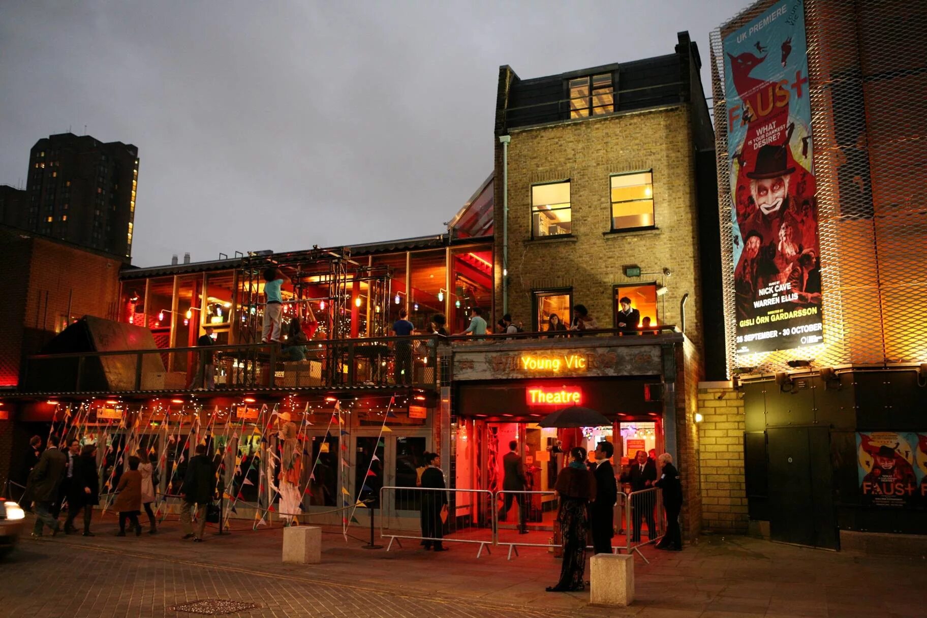 Young Vic Лондон. The New Vic Company Theatre. Victoria Theatre, Salford. Young Vic Company что это.