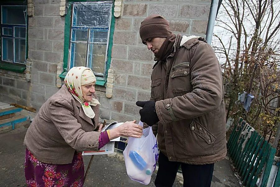 Помогать старикам. Дети помогают пожилым людям. Оказание помощи пожилым людям. Дети помогают пенсионерам. Страны нуждающиеся в людях