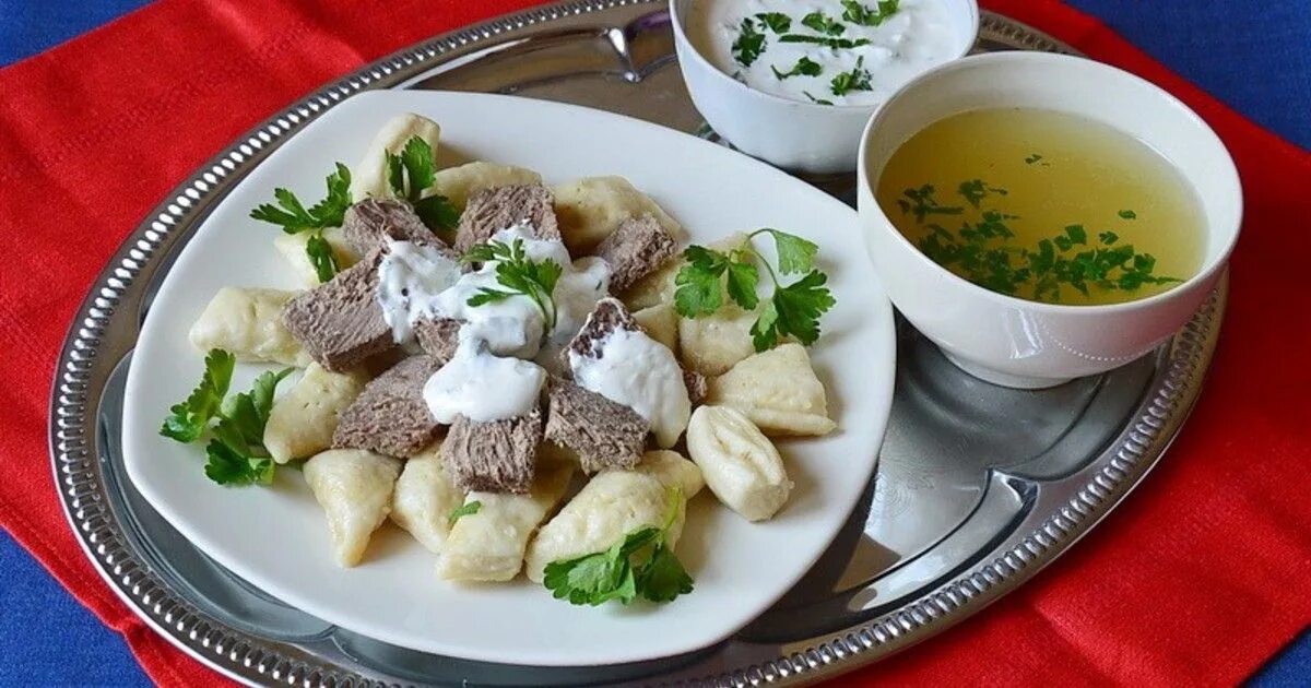 Хинкал с мясом. Национальная кухня Дагестана хинкал. Национальная еда хинкал Дагестанская. Дагестанское блюдо хинкал. Дагестанская кухня хинкал.