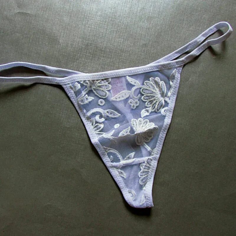 Стринги под одеждой. Девушка спустила джинсы ниже колен. В стрингах под одеждой знаменитости. Женские трусы на веревке. Ношеные белые женские трусы.