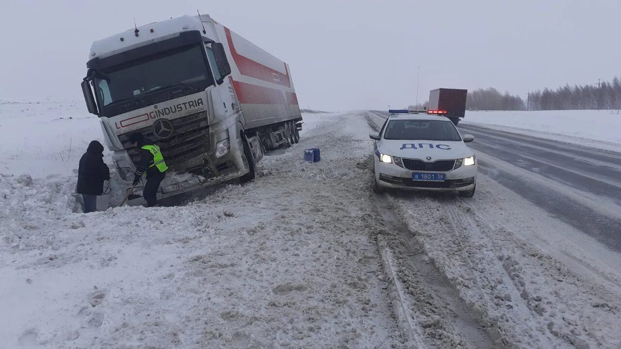 Кончаться северный. Грузовик в кювете на снежной дороге. Трасса м5. Грузовики на снежной трассе. Фура в кювете.