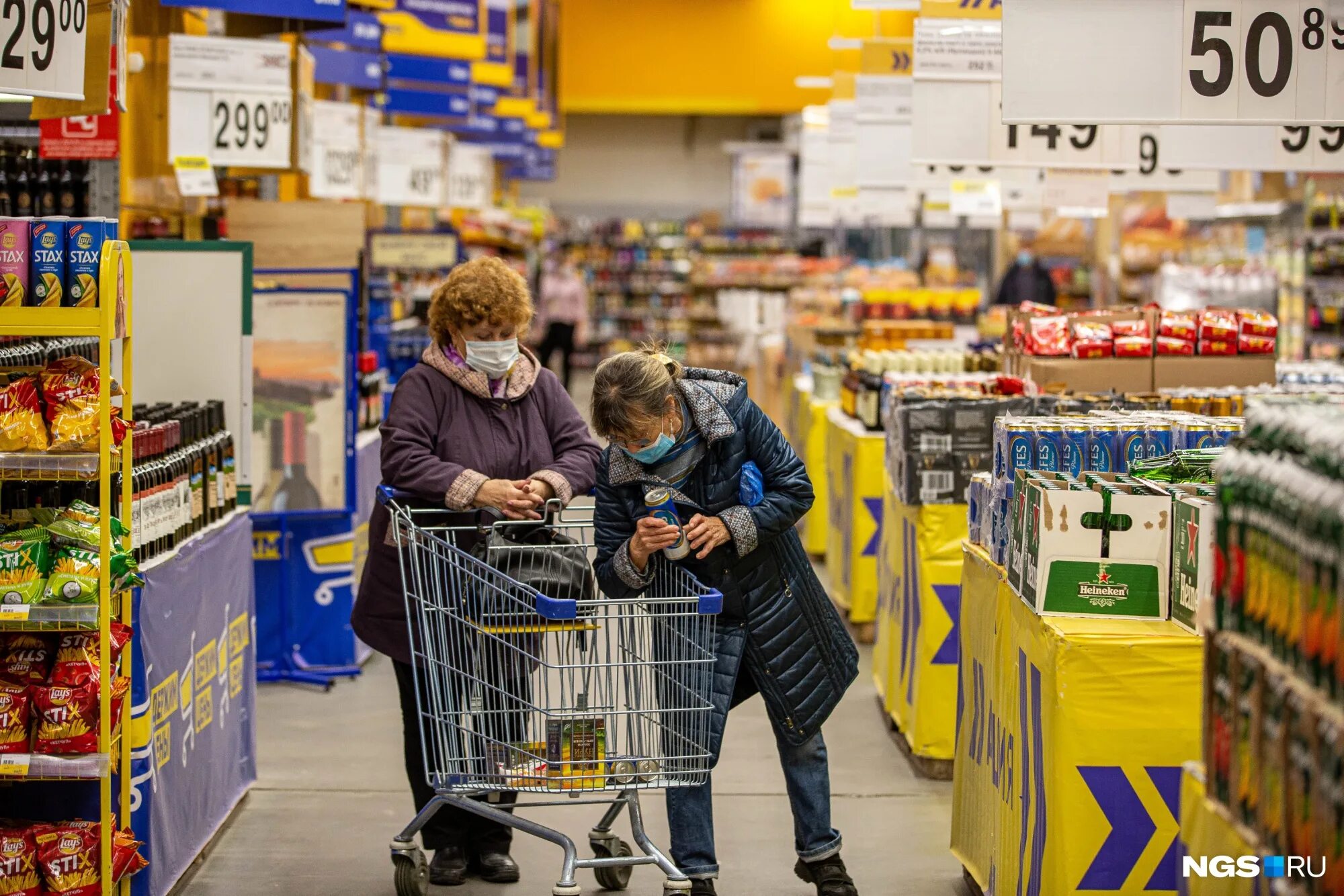магазин лента изнутри. лента супермаркет сотрудники. лента магазин фото. лента очередь на кассе. магазин лента очередь.