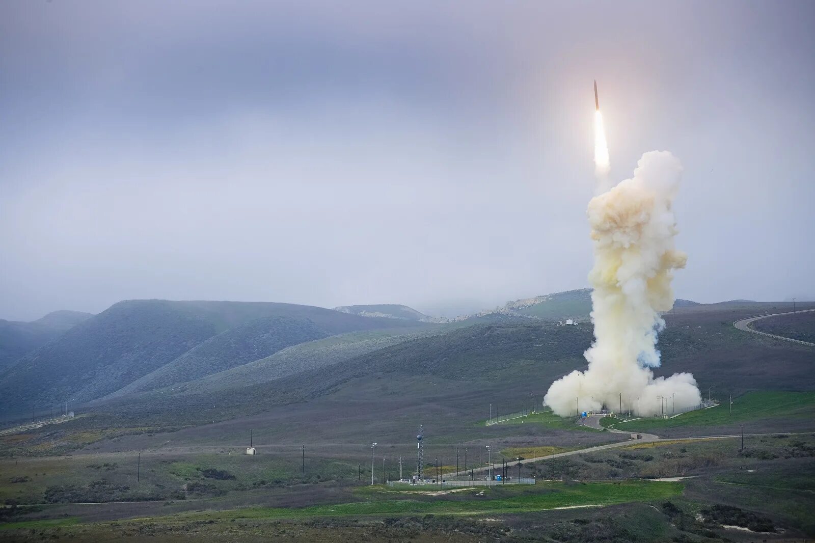 Ложные ракеты. An/ale-50 towed decoy system. Ракета взорвалась в воздухе. Ugm-133a trident ii d5. Ложные ракеты.