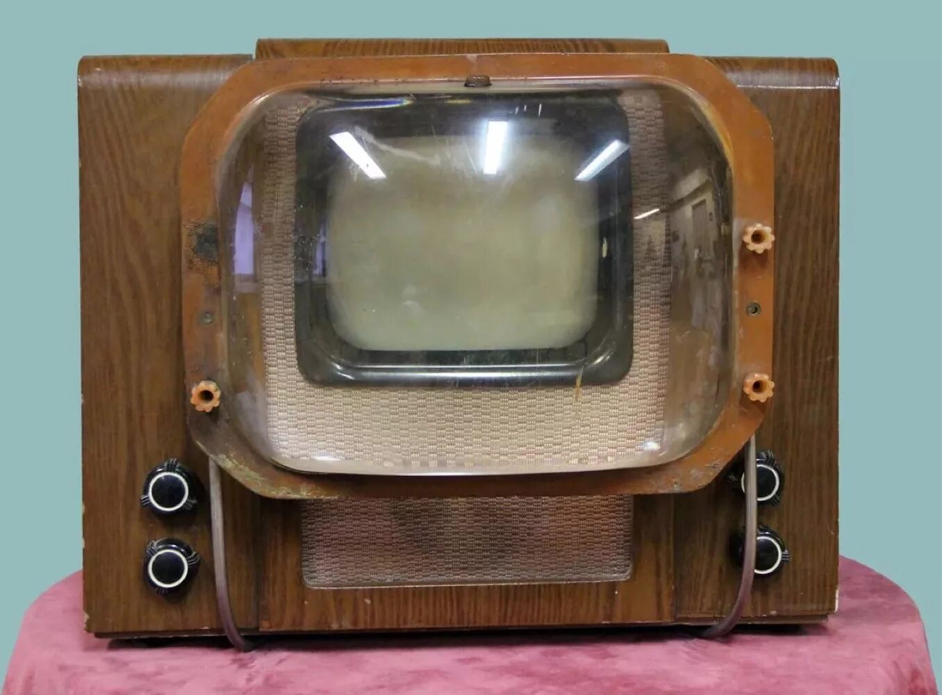 Телевизор 1 минуту. КВН-49 телевизор. Первый телевизор КВН-49. Телевизор КВН-49 С линзой. Ламповый телевизор КВН 49.