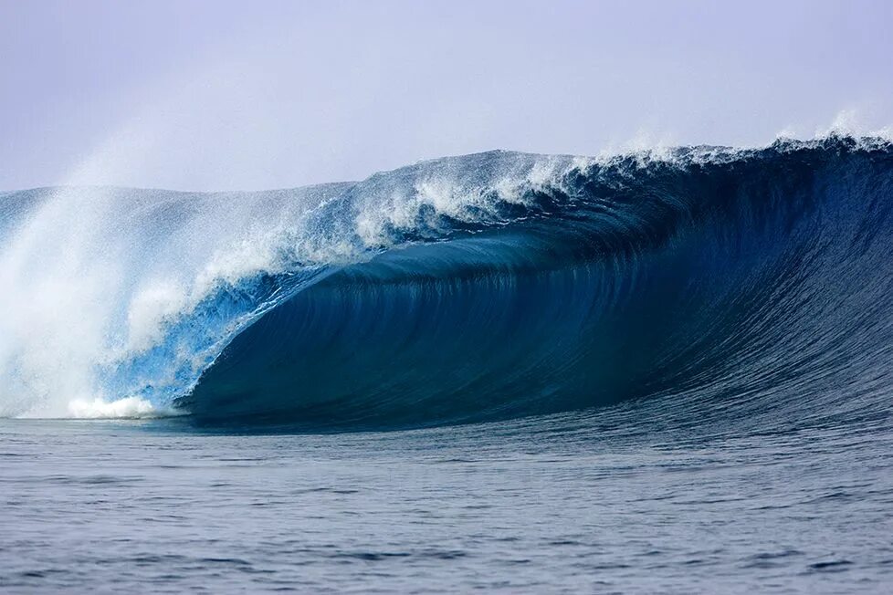 На гребне волны. Гребень морской волны. Волна Teahupoo. Пенные гребни волн