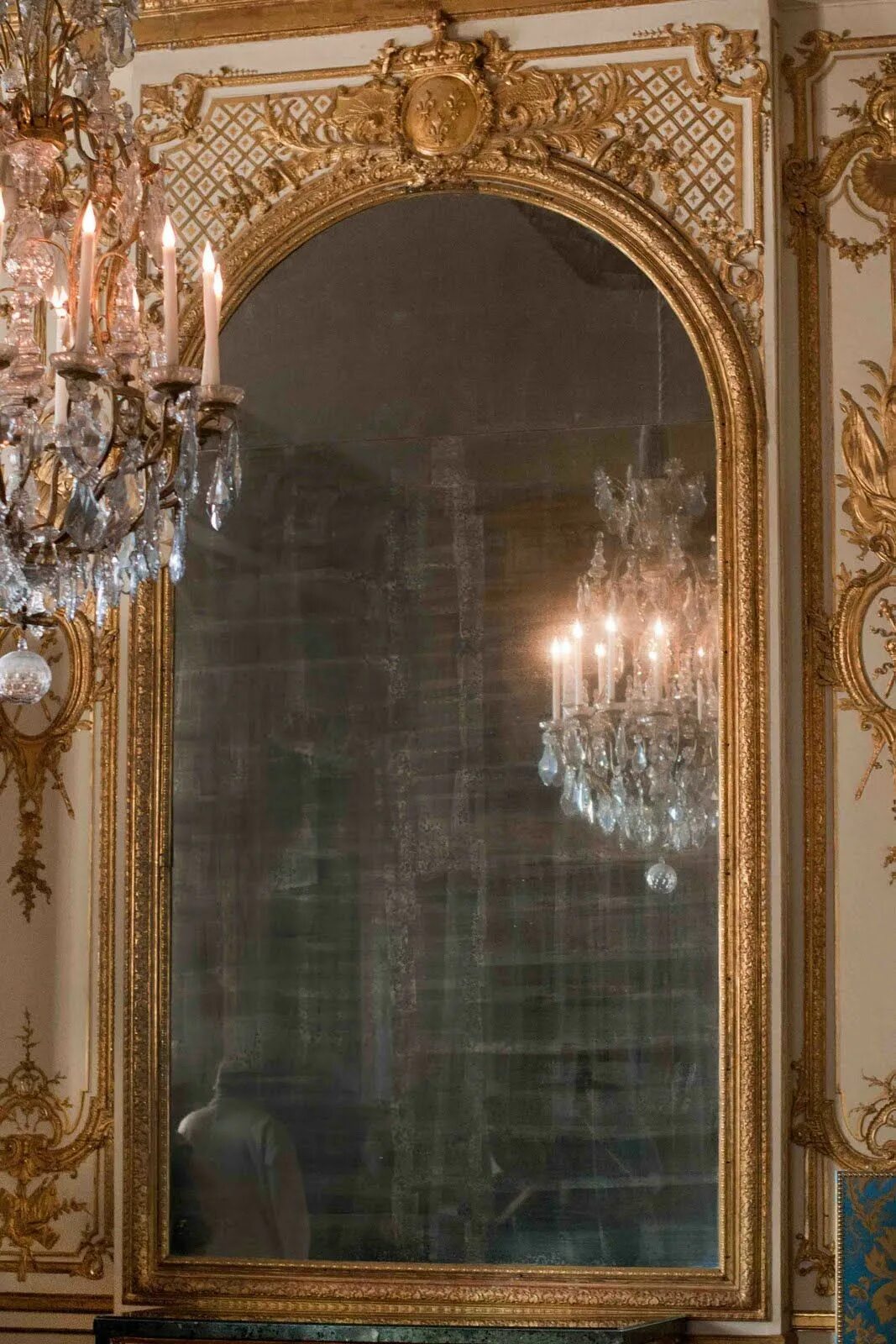 Зеркало версаль. Зеркало Антуанетта. Зеркало рококо 18 век. Зеркала в дворцовом стиле. Зеркало во Дворце.