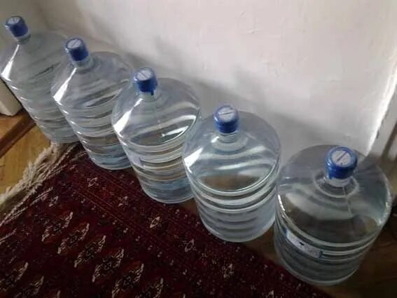 Бутылка 19 литров что можно сделать. Пустая пластиковая бутылка. бутыль 5 л. пластиковая бутылка 18. самоделки из 19л бутылей.