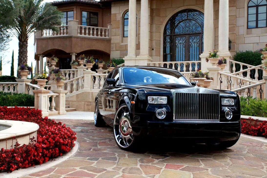 Также богато. Богатство Роллс Ройс. Роллс Ройс у дворца. Роллс Ройс Luxury. Mike Tyson Rolls Royce.