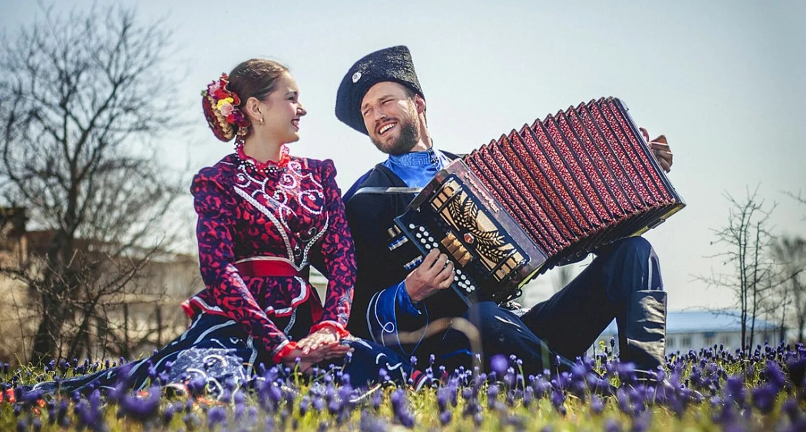 Казачий песенный фольклор Кубани. Краснодарский край казачка и казак. Казачий фестиваль. Казак с гармошкой. Петровская песня душа