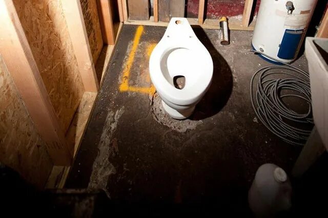 Временный унитаз. Типы сливов в унитазе. Туалеты в разных странах. Унитазы напротив. Унитаз временный для строителей.