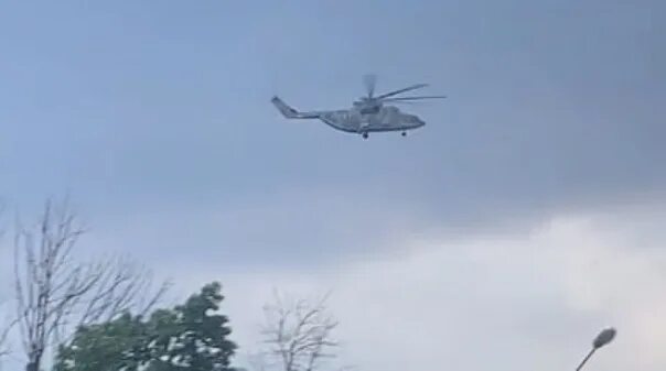 вертолет летит. летает вертолет сейчас. с днем победы вертолет. москва с вертолета. летающий вертолет.