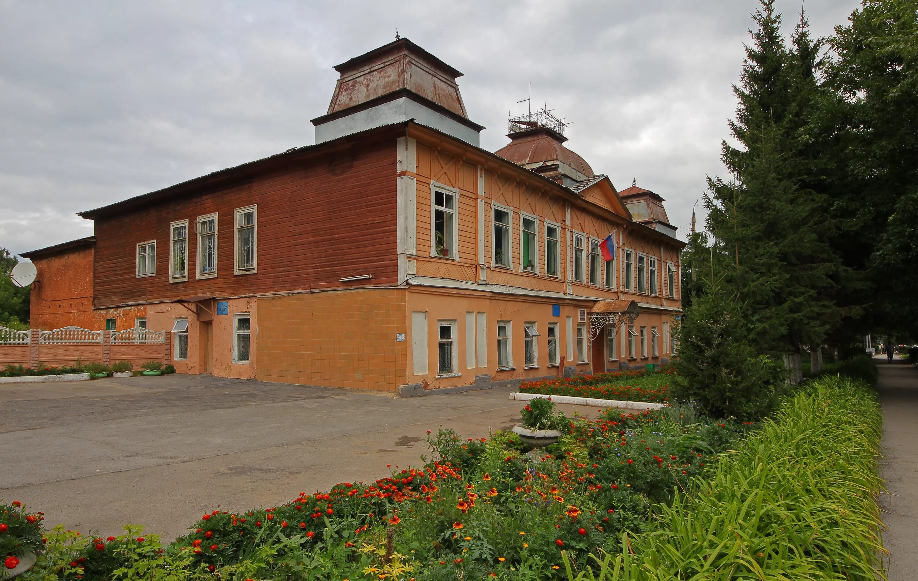 Дом в плавске тульской области. Г Плавск Тульской области. Дом купца Окунева Плавск. Город Плавский район город Плавск. Больница князей Гагариных Плавск.