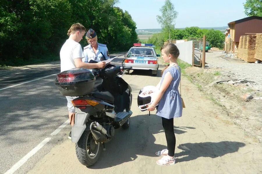 На мопеде без прав какой штраф. Несовершеннолетний на мопеде. Мопед без прав. Мопед для детей. Скутер без прав.