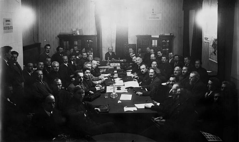Правительство созданное большевиками. Совет народных комиссаров 1917. совет народных комиссаров 1918. совет народных комиссаров рсфср (снк) – это. совет народных комиссаров-правительство-в. и. ленин..