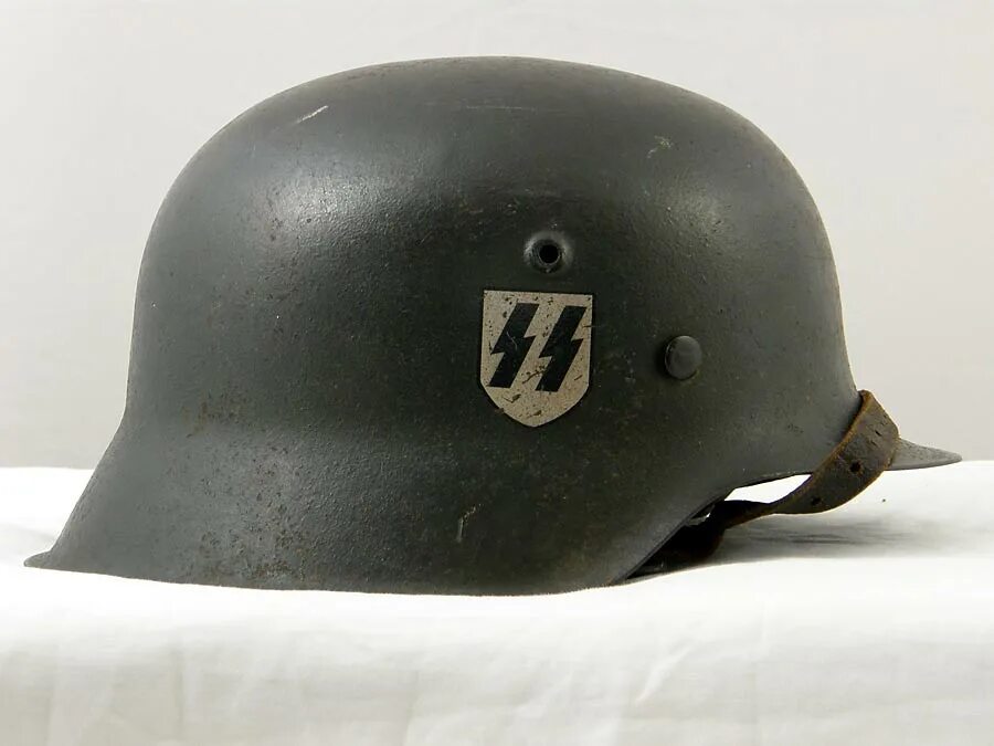 Т м с сс. Каска СС. Шлем СС 1940. Немецкий шлем маркировка. Обозначения на немецких касках.