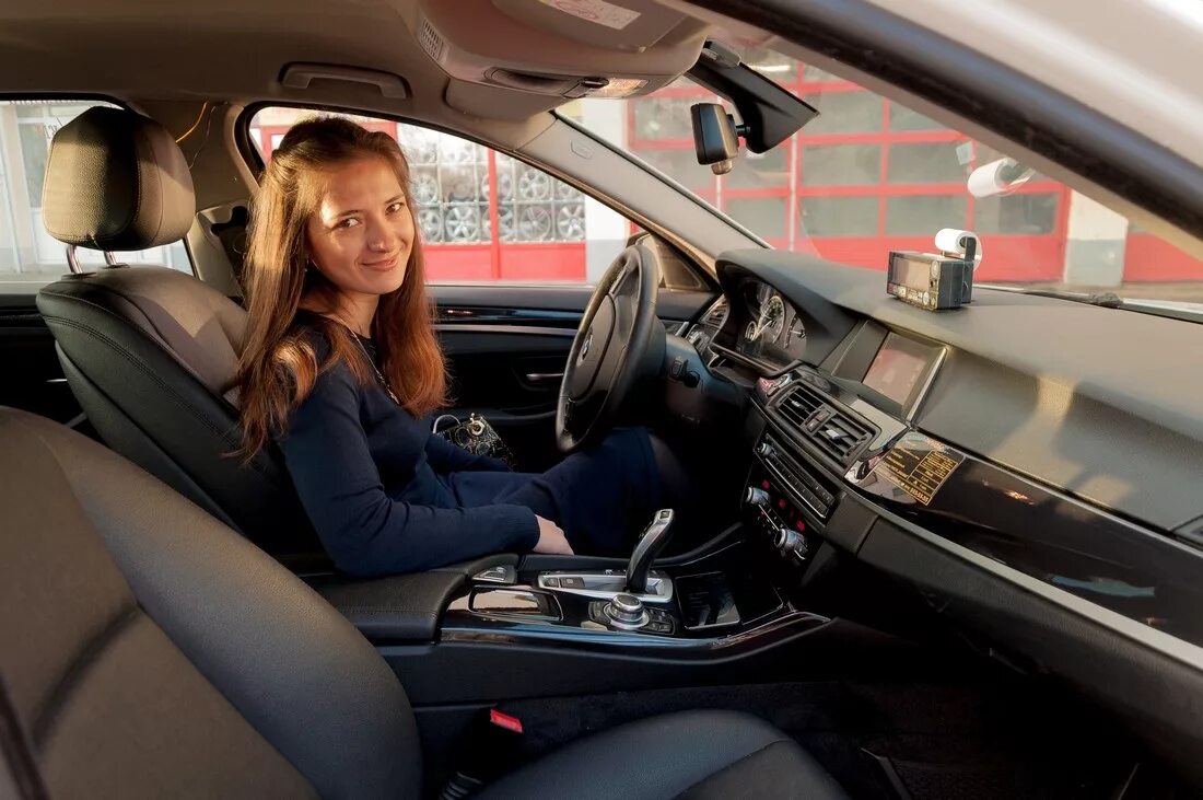 женщина за рулем. девушка водитель. женщина водитель. женщина за рулем. девушка таксистка.