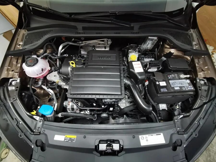 Какой на рапиде аккумулятор. Шкода рапид 2025 1,4 аккумулятор. skoda rapid 2025 двигатель. аккумулятор шкода рапид 1.6 110 л.с. шкода рапид 2025 под капотом.