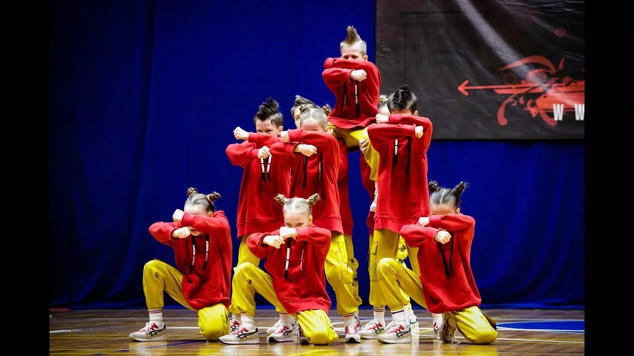 Танцуют хип-хоп команда urban flash дети. Pride crew красноярск. Танцевальная студия для взрослых кропоткин. Хип хоп команды. Хип хоп crew.