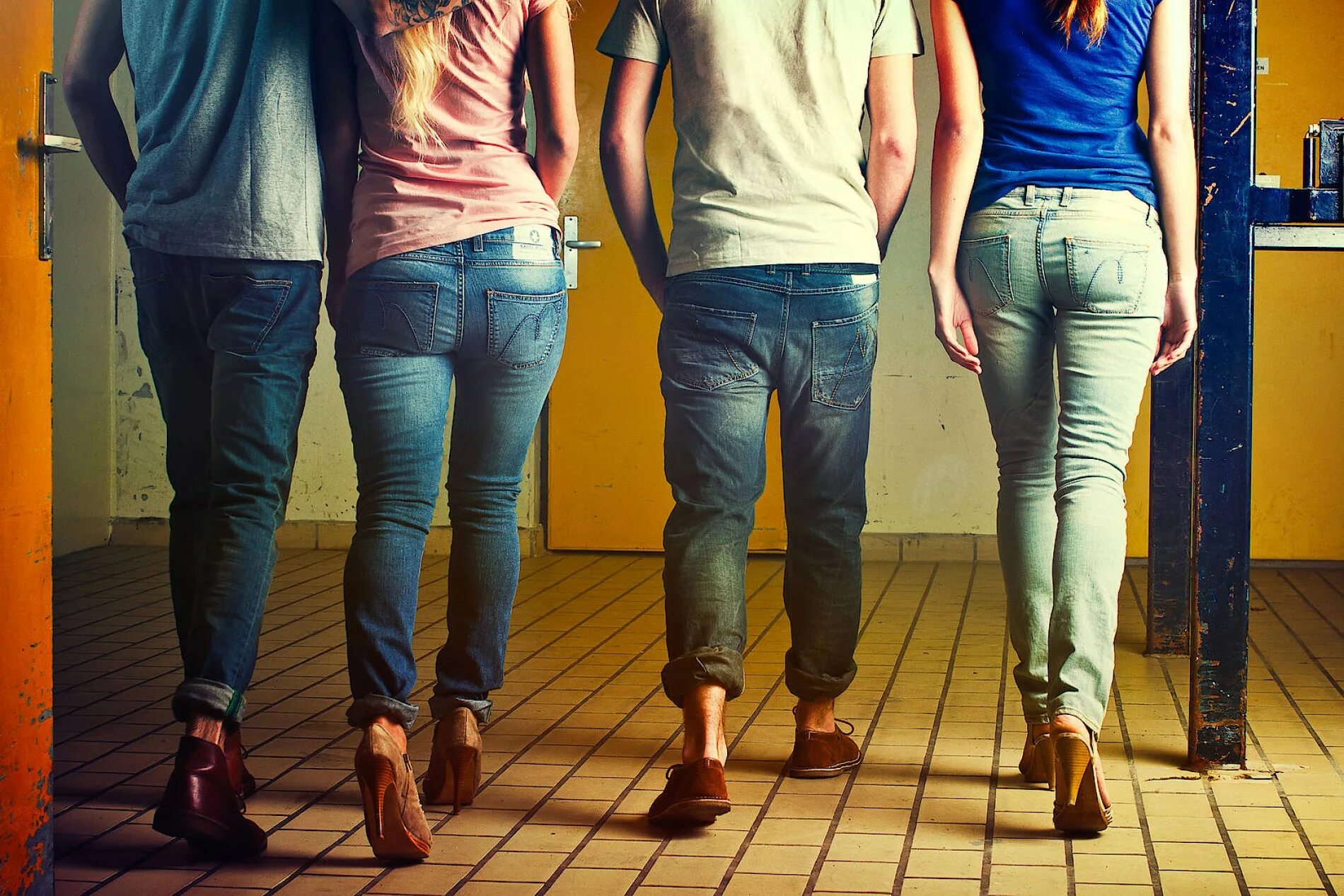 Большее между ними. Джинсы. Джинсы мужские и женские. Женщина в джинсах. Джинсы мужские и женские различия.