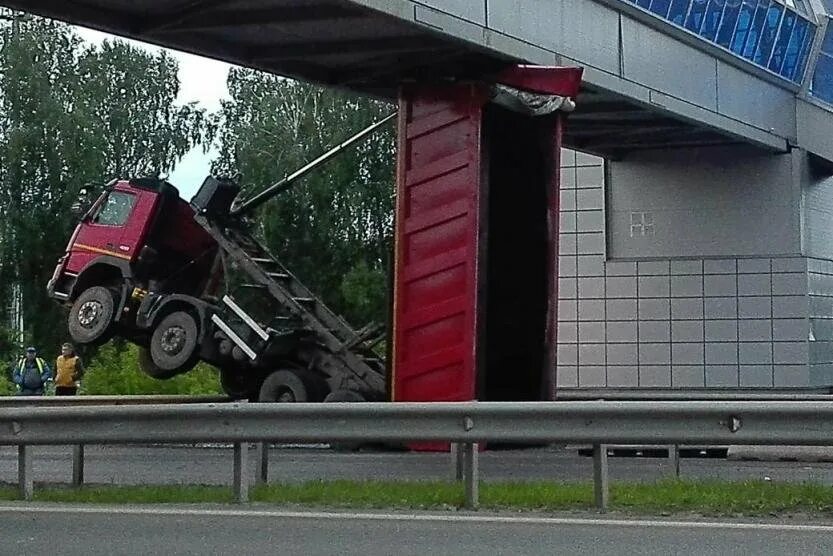 Самосвал с поднятым кузовом. Самосвал на дыбах. Самосвал с поднятым кузовом врезался. Самосвал под мостом. Самосвал уфа точка опоры