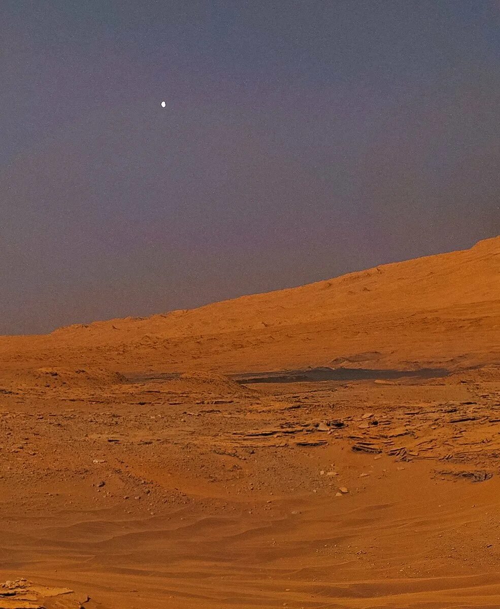 Цвет марса почему. Марс поверхность планеты с марсоходом. Марс САЙЁРАСИ. Вид с Марса на Фобос. Фобос и Деймос с поверхности Марса.