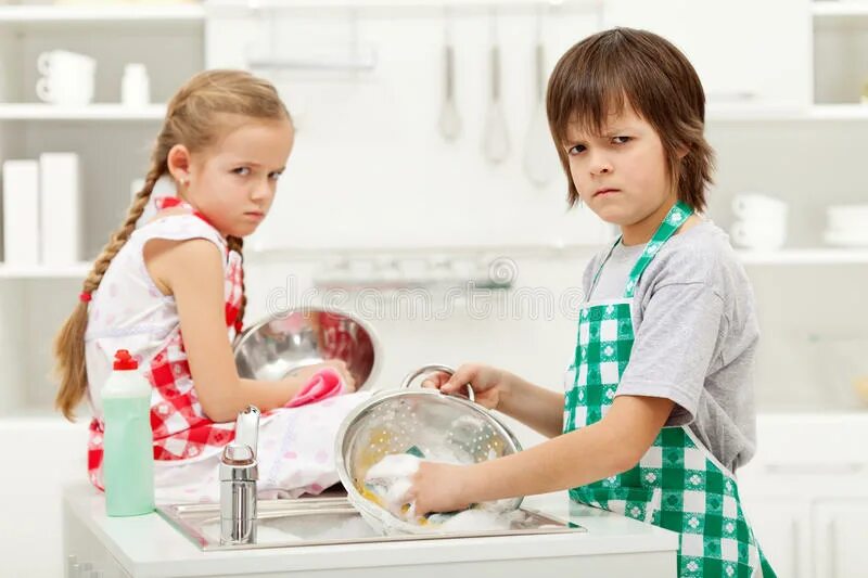 Девочка хочет помогать. Ребенок помогает по дому. Ребенка заставляют убираться. Детская посуда мытье. Помогать маме по дому.