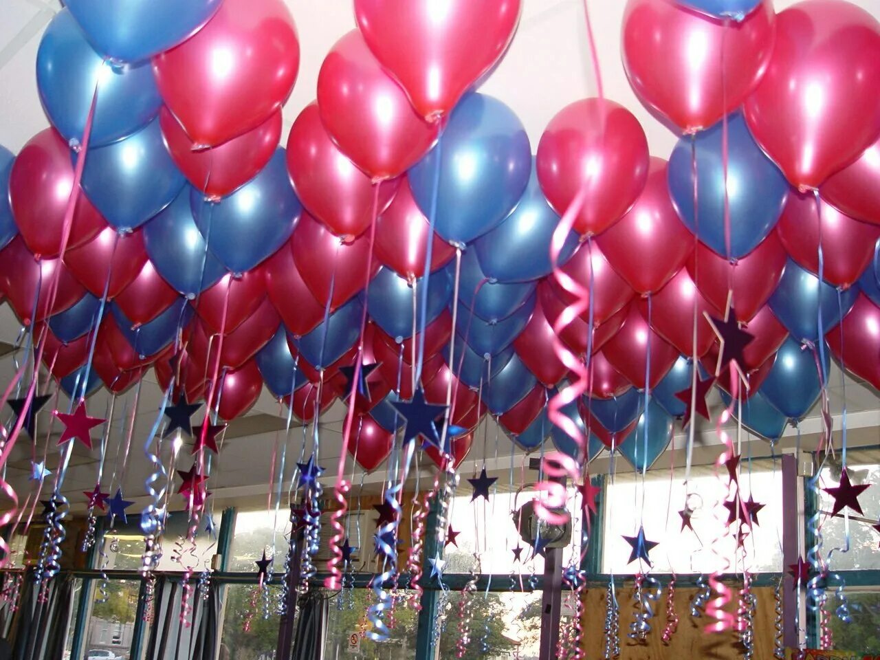 Воздушные шарики в комнате. Украшение шарами. Воздушные шары. Украшение комнаты шарами на день рождения. Шарики гелевые.