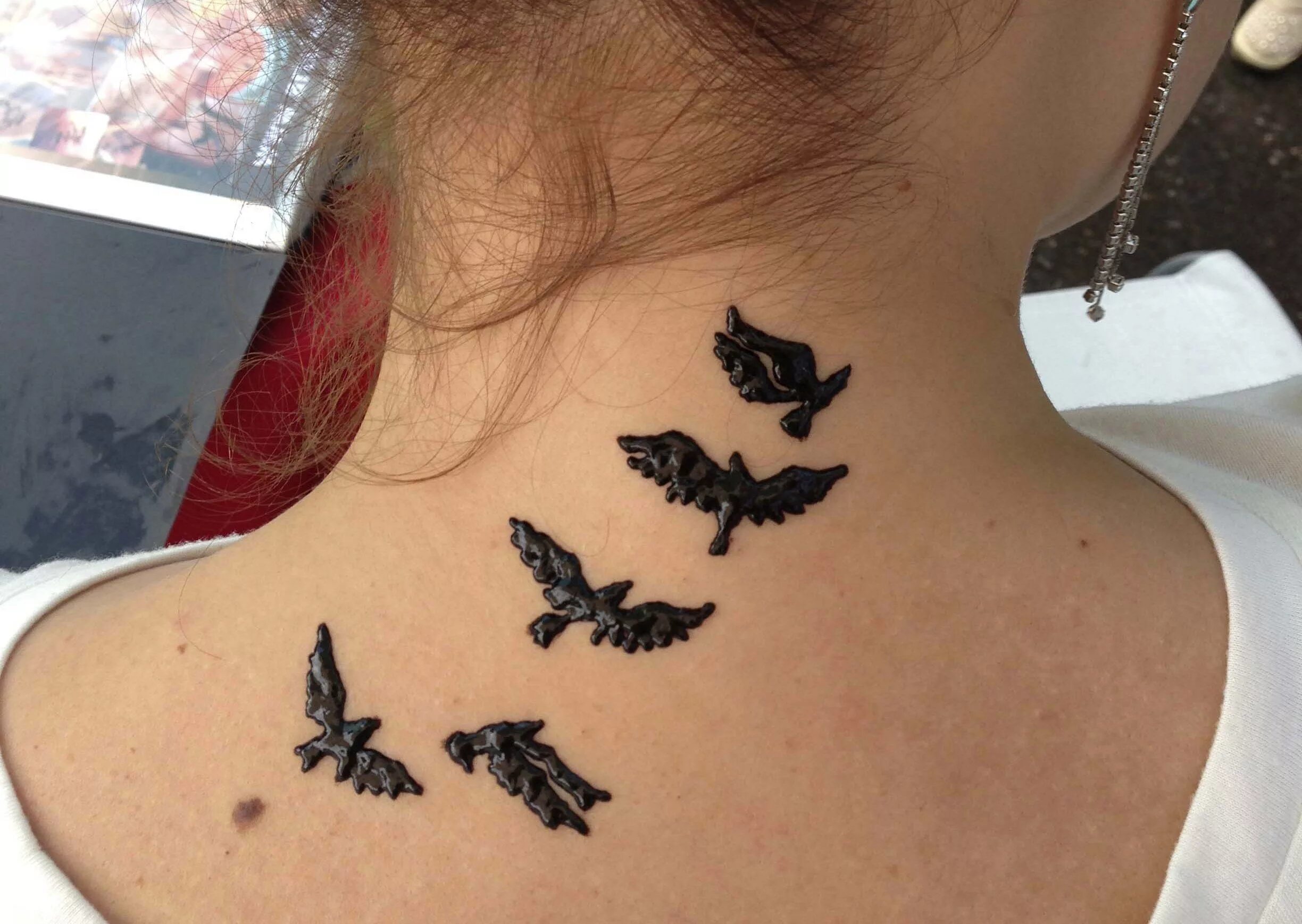 Временные тату можно. Временное тату хной. Красивые Татуировки хной. Татуировка птица. Тату хной птички.