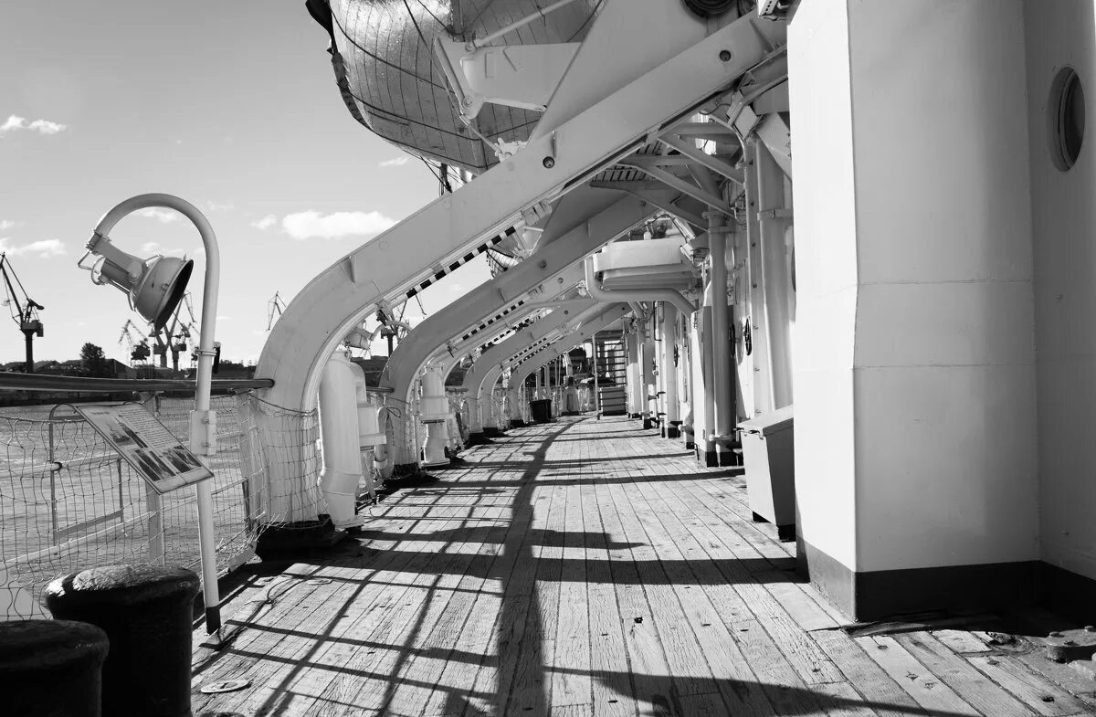 Палуба олег анофриев. Пароход владимир маяковский. Титаник верхняя палуба. Палуба круизного корабля. Теплоход владимир маяковский.