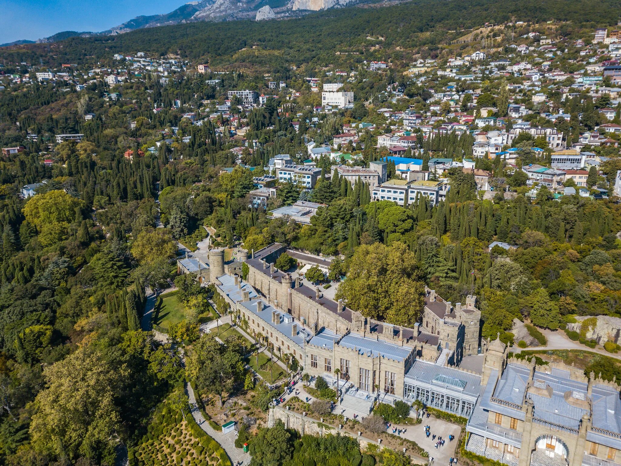 Южный берег Крыма Алупка. Воронцовский дворец Алупка вид сверху. ЮБК Алупка. Воронцовский дворец Алупка с высоты.