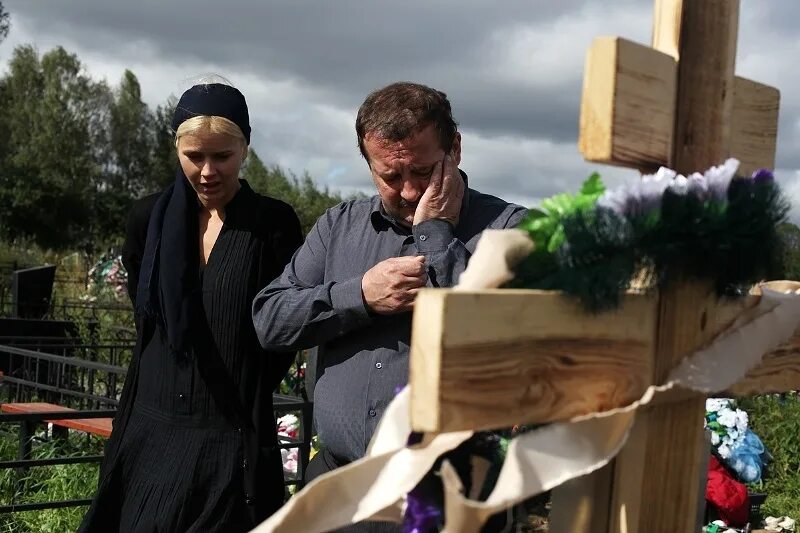 девушка выходит замуж за бандита. королева бандитов полина. плачущая невеста фильм. девушка выходит замуж за бандита. александр самойленко королева бандитов свадьба.