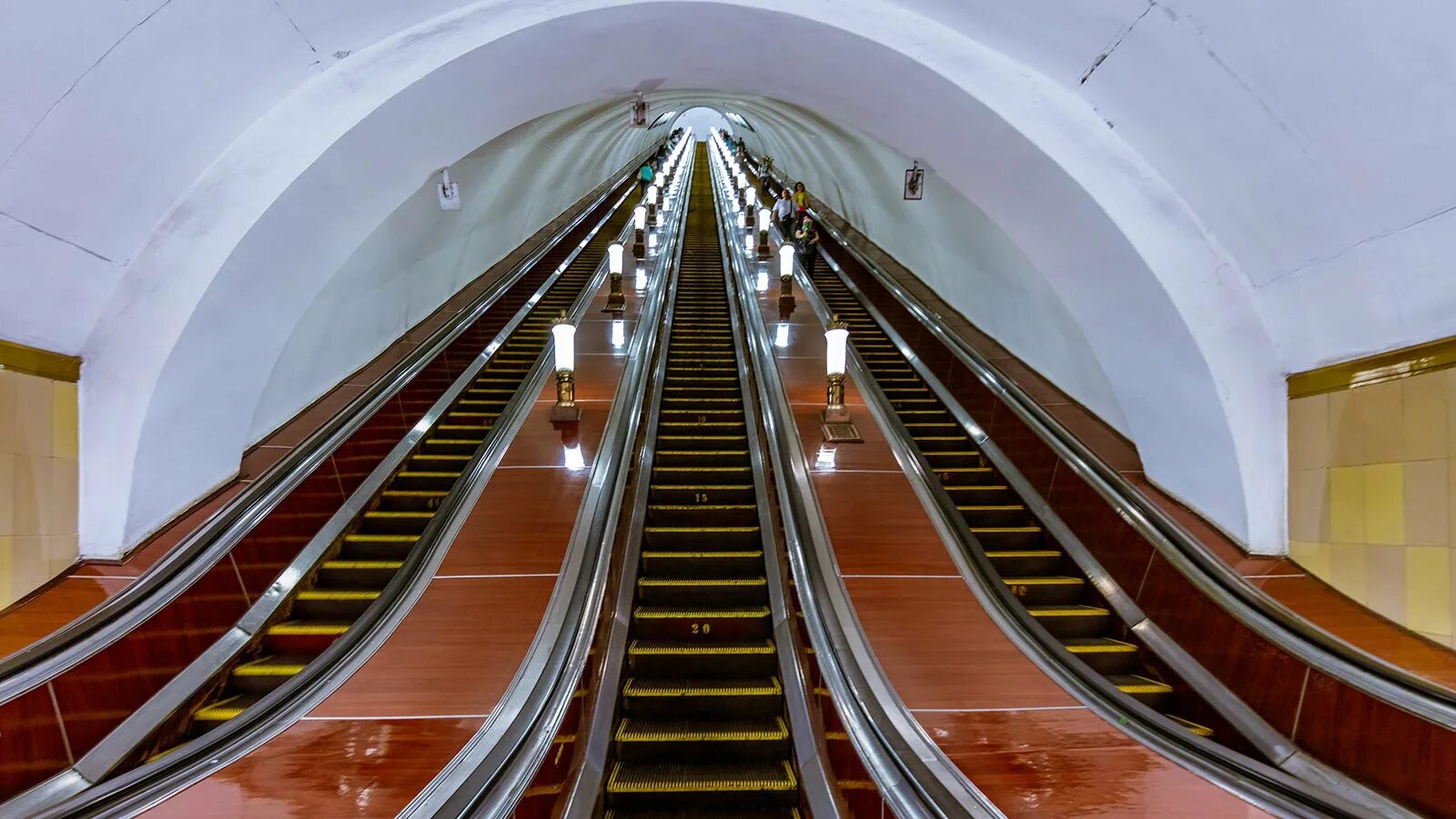 Эскалатор метрополитена безопасность. Марьина роща станция эскалатор. Метрополитен станция Рижская эскалаторы. Станция метро Рижская эскалаторы. Вестибюль станции Рижская.