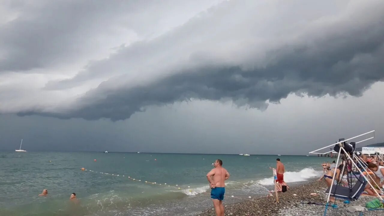 Температура воды в лазаревском сегодня. Лазаревское Сочи шторм. ЦУНАМИ В Лазаревском 2022. Сочи Лазаревское ЦУНАМИ. Сильный шторм в Сочи в Лазаревском.