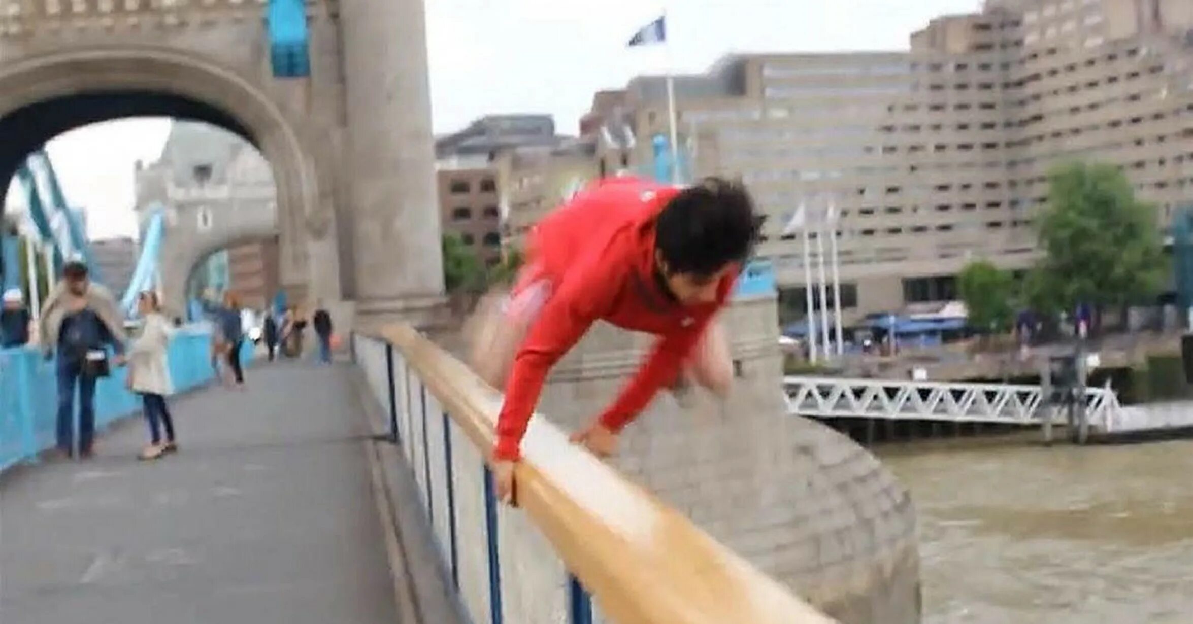 Red bull прыжки в воду. Человек выпрыгивает из самолета. Прыгать пошло. Анимация юмор. Дети прыгают.