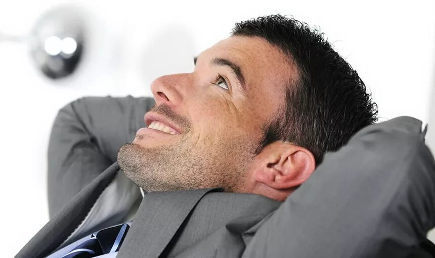 Парень смотрит вверх. Человек смотрит вверх. Человек смотрит вверх. Человек смотрит вверх. Молодой парень смотрит вверх.