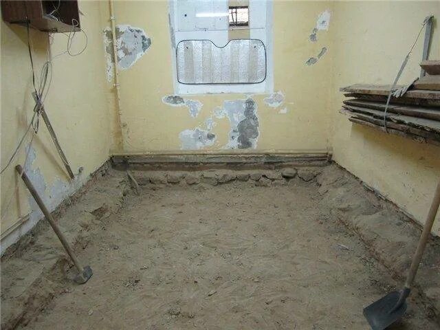 Как сделать полы квартире первый этаж. Стяжка пола в хрущевке. стяжка пола на цокольном этаже. стяжка пола на кухне в хрущевке. стяжка полов в панельном доме.