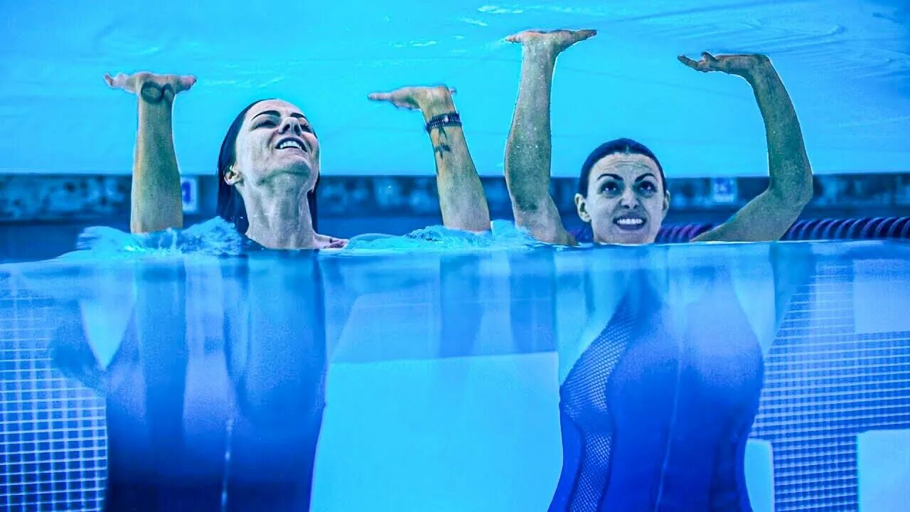 Нора-джейн нун спуск. Сестра в бассейне. Сестренка у бассейна. Бассейн 12 футов глубины. 12 фунтов глубины фильм.