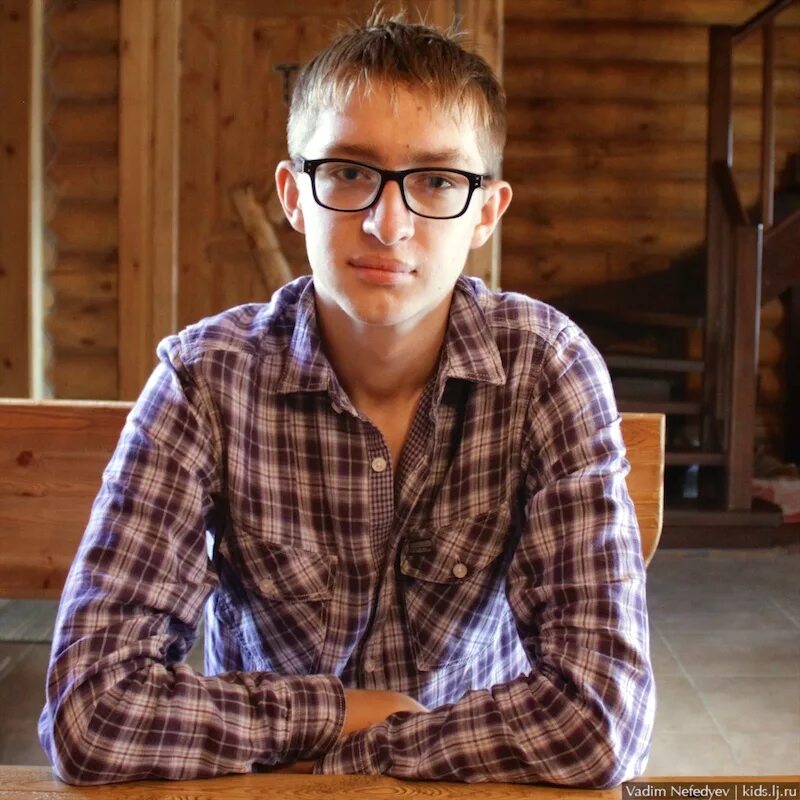 худой студент. красивые русские девушки в мини. парень ботаник. ботан мультяшный. худой студент.