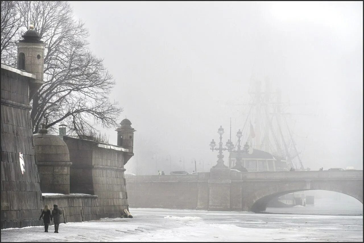 Холодный туман спб. Санкт-петербург туман. Зимний туман в городе. Туманный петербург. Питер в тумане.