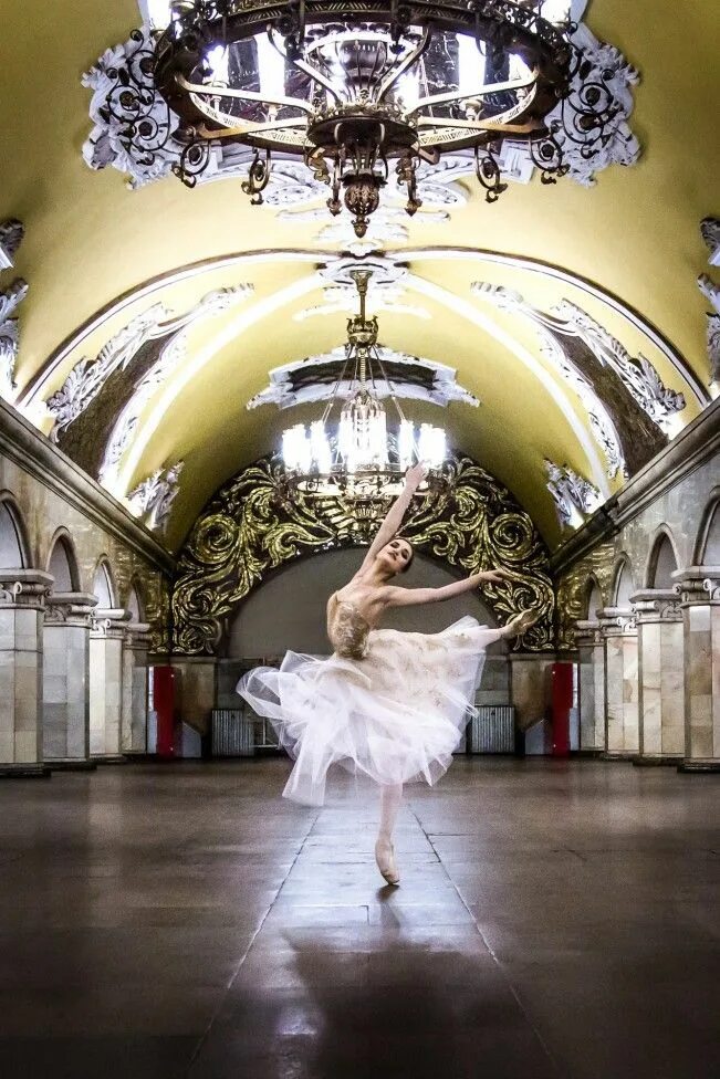Ballerina москва. Балерина на крыше. Балерина в метро. Балерины москвы. Балет москва театр здание.