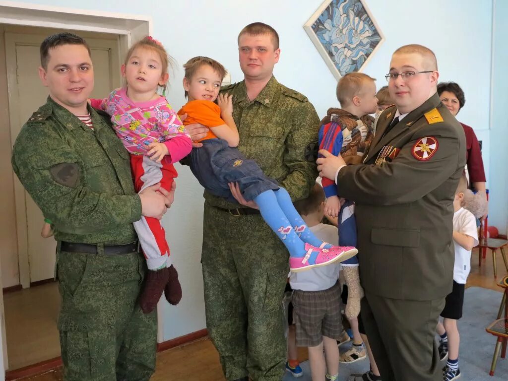 Военная семья. Семья военного. Семья военнослужащего. Солдат с семьей. Семья военного РФ.