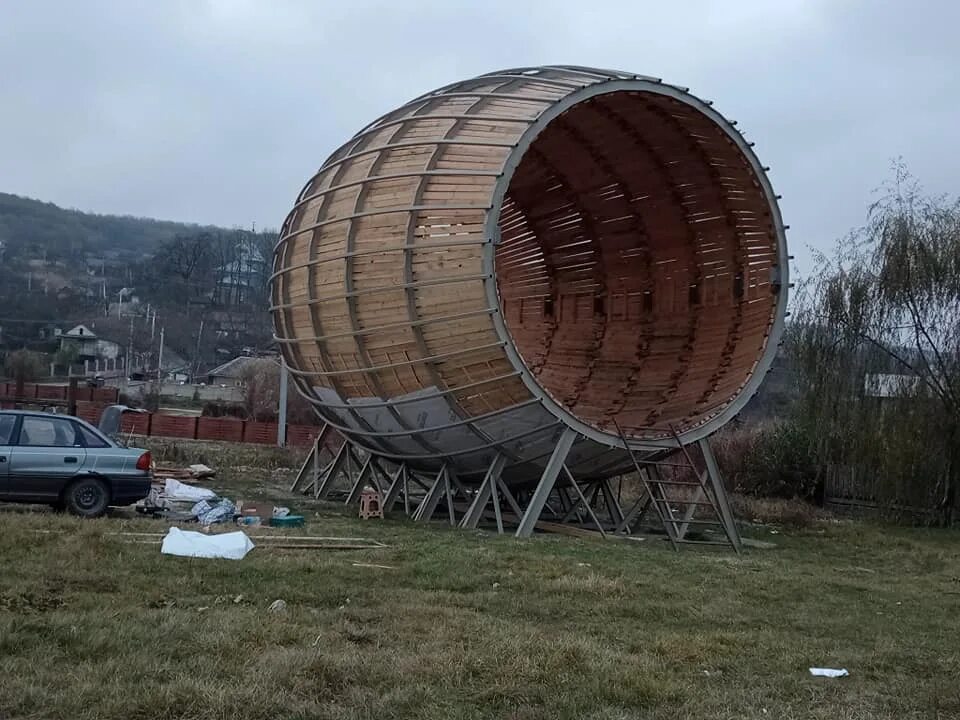 Бочка высотой 2 м. Огромная бочка. Огромные бочки. Самая большая бочка. Самые больше бочки.