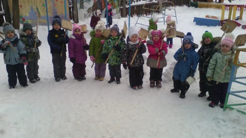 Детские игрушки для прогулки зимой в саду. Наблюдения зимой в средней группе. Зимние прогулки в детском саду средняя группа. Прогулки зима в средней группе. Дети на прогулке зимой старшая группа.
