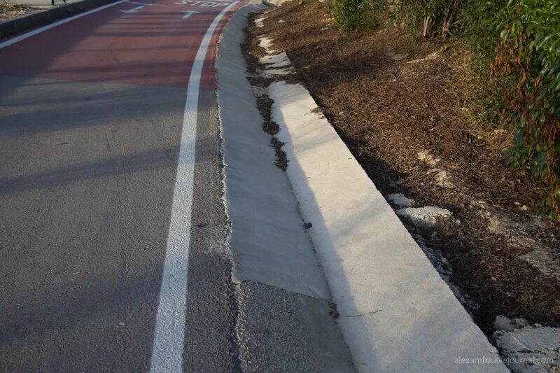 придорожная дренажная канава это. водоотводные лотки бетонные в доль дороги. канава на дороге. земляной водоотводной кювет. расчистка дренажной канавы.